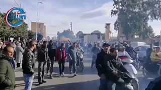 آلاف التونسيين في تشييع جنازة الصحفي الذي انتحر حرقا في القصرين