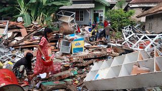 Endonezya tsunaminin yaralarını sarmaya çalışıyor