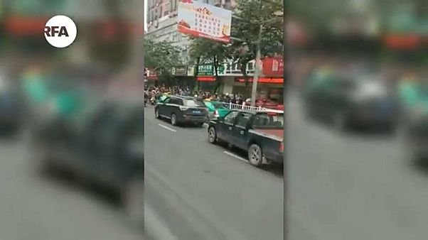 شاهد: مقتل خمسة وإصابة 21 في خطف حافلة في الصين شاهد: مقتل خمسة وإصابة 21 في خطف حافلة في الصين