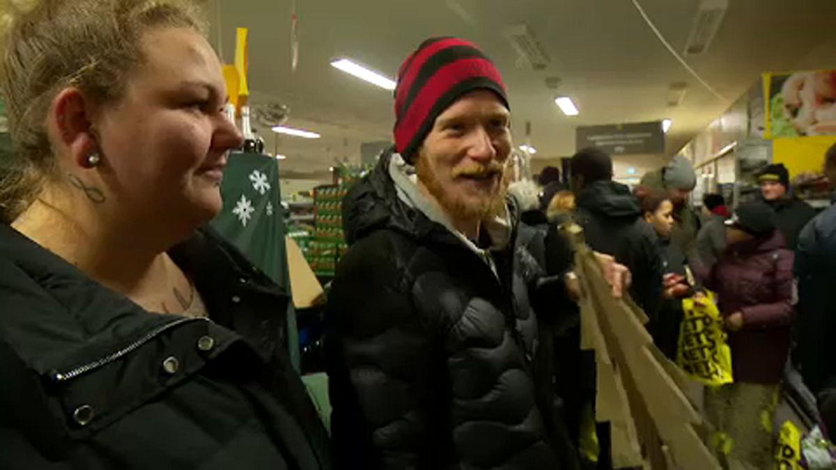 شاهد: محلات تجارية توزع مواد الغذاء مجانا في الدنمارك