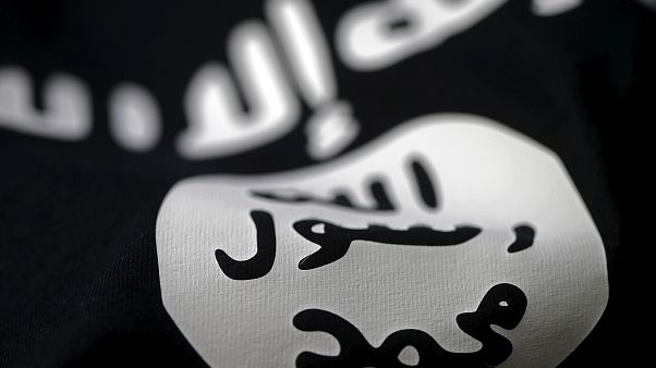 ألمانيا تعثر على علم لداعش بعد ما يشتبه بأنه هجوم على السكك الحديدية ألمانيا تعثر على علم لداعش بعد ما يشتبه بأنه هجوم على السكك الحديدية