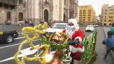 Dans les rues de Lima, le Père Noël est un policier
