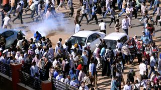 قوات الأمن تطلق الغاز المسيل للدموع على المتظاهرين في السودان