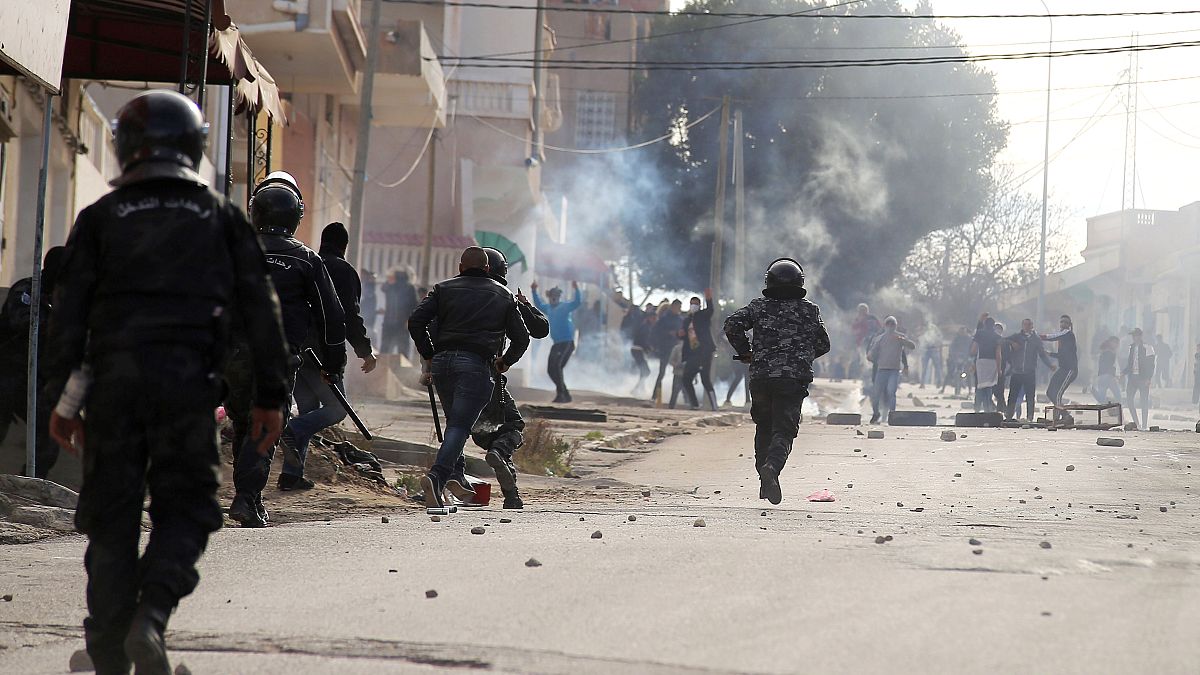إثر انتحار الصحفي زُرقي.. إصابات واعتقالات في صفوف متظاهرين في تونس 