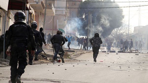 إثر انتحار الصحفي زُرقي.. إصابات واعتقالات في صفوف متظاهرين في تونس إثر انتحار الصحفي زُرقي.. إصابات واعتقالات في صفوف متظاهرين في تونس