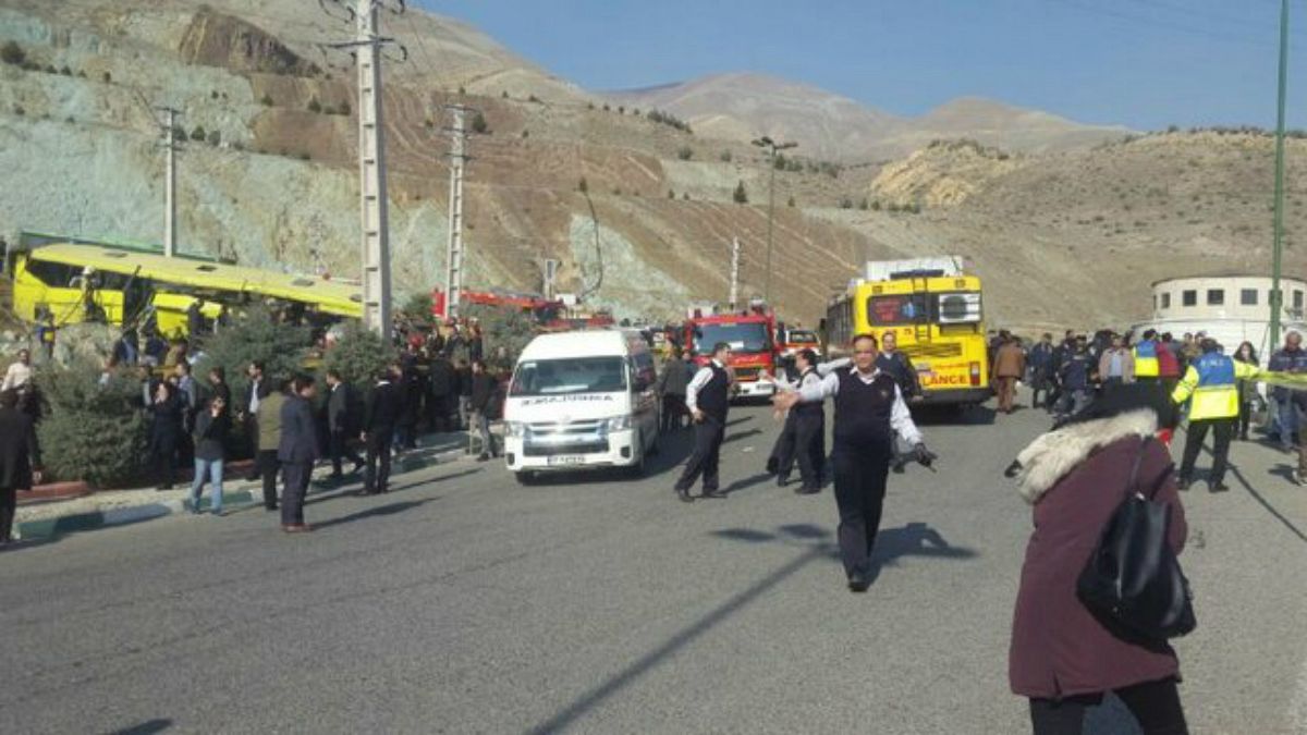 حادثه واژگونی اتوبوس دانشجویان در تهران؛ شمار قربانیان به ۱۰ نفر رسید 