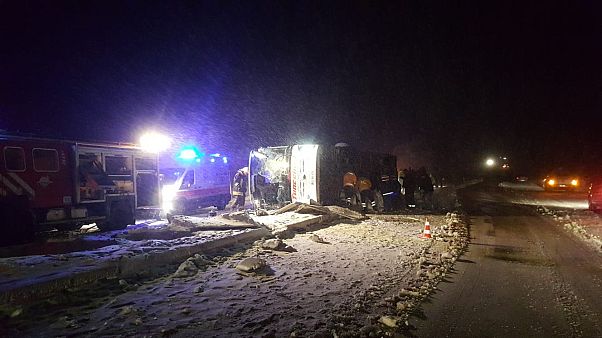 Kırşehir'de otobüs kazası: 3 ölü 35 yaralı Kırşehir'de otobüs kazası: 3 ölü 35 yaralı