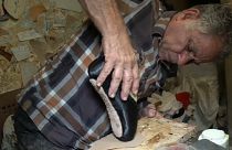 تعرف إلى عم محمود .. آخر حرفي يصنع أحذية الباليه في مصر