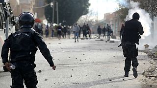 تونس؛ ادامه درگیری های خیابانی پس از خودوسوزی یک خبرنگار