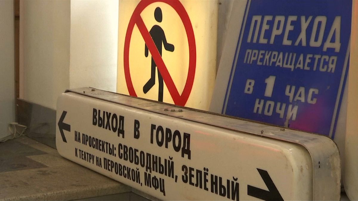 الروس يقتنون ذكرياتهم .. مترو موسكو يتيح للجمهور شراء لافتاته القديمة 
