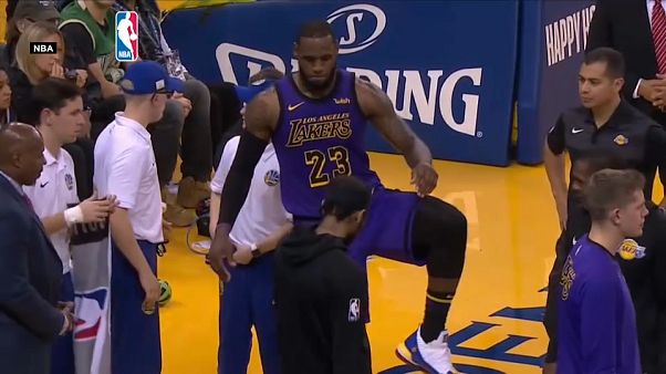 Nba: Los Angeles vince ma James si infortuna Nba: Los Angeles vince ma James si infortuna