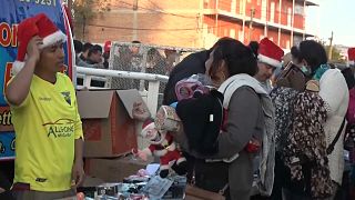 Los migrantes de la caravana en Tijuana celebran una humilde Navidad