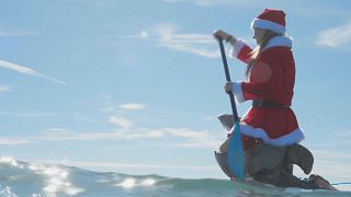 سانتا كلوز يركب الأمواج عوض تسلق المداخن لأغراض خيرية