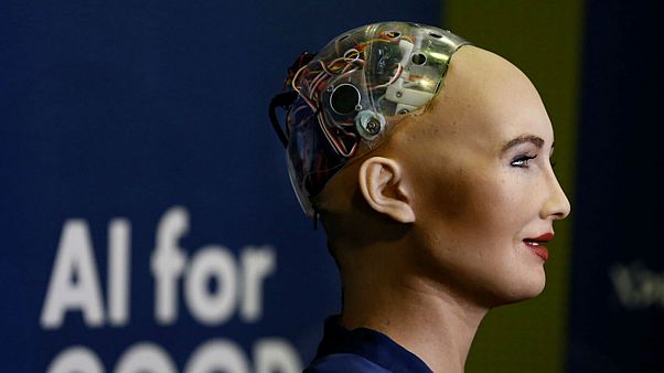 Suudi Arabistan'ın ilk robot memuru mesaiye başladı Suudi Arabistan'ın ilk robot memuru mesaiye başladı