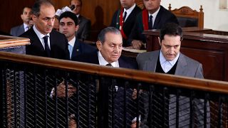 مبارك يشهد على "عصره" ضد مرسي .. وشهادته ومظهره يثيران الجدل