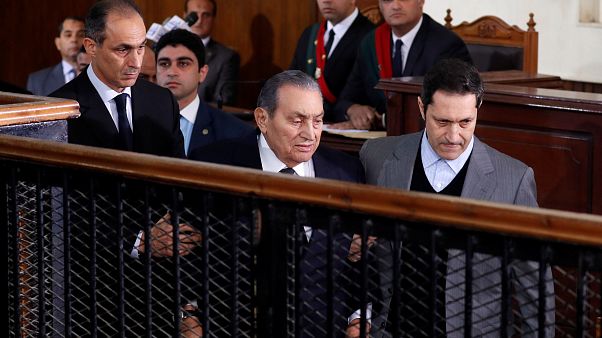 مبارك يشهد على "عصره" ضد مرسي .. وشهادته ومظهره يثيران الجدل مبارك يشهد على "عصره" ضد مرسي .. وشهادته ومظهره يثيران الجدل
