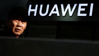 Η Huawei τιμώρησε δύο υπαλλήλους της γιατί έστειλαν πρωτοχρονιάτικες ευχές με ένα iPhone