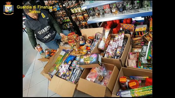Torino: sequestrati 250.000 fuochi d'artificio illegali Torino: sequestrati 250.000 fuochi d'artificio illegali