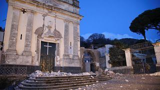 السلطات الإيطالية تحتوي تبعات زلزال صقلية وثوران بركان إيتنا