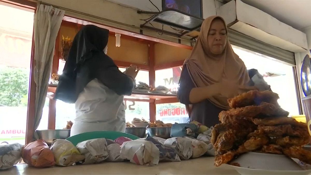 فيديو: مطعم إندونيسي نجا من تسونامي يفتح أبوابه لعمال الإنقاذ والضحايا
