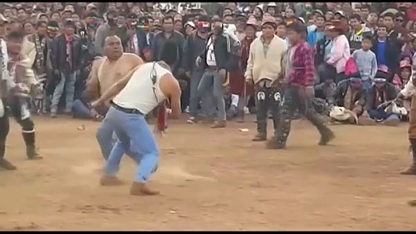 شاهد: في البيرو.. مواطنون يودّعون السنة بالضرب وتصفية الحسابات العالقة شاهد: في البيرو.. مواطنون يودّعون السنة بالضرب وتصفية الحسابات العالقة