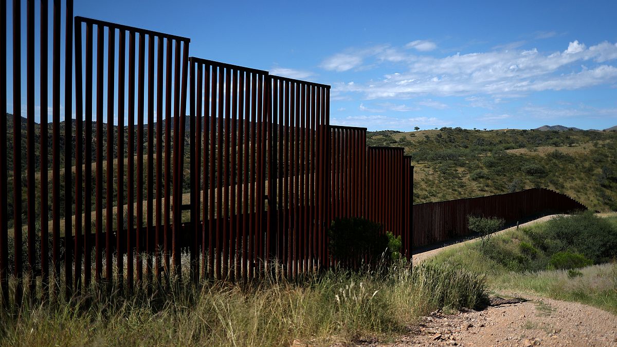 A határkerítés a mexikói Nogales közelében