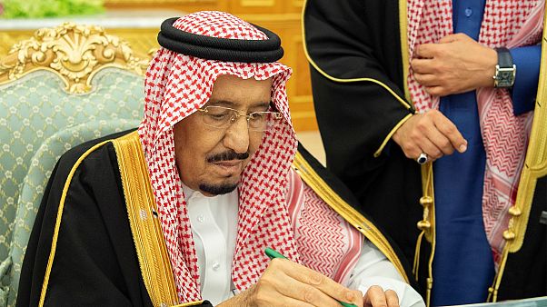 الملك سلمان يعيد تشكيل مجلس الوزراء وإبراهيم العساف وزيرا للخارجية الملك سلمان يعيد تشكيل مجلس الوزراء وإبراهيم العساف وزيرا للخارجية