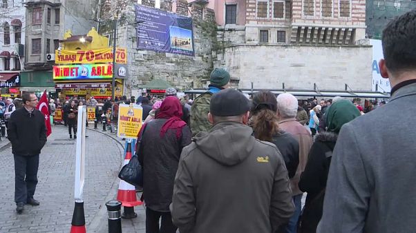 Video | Nimet Abla piyangoyu hiç ıskalamıyor: Yeni yıl öncesi yine uzun kuyruklar Video | Nimet Abla piyangoyu hiç ıskalamıyor: Yeni yıl öncesi yine uzun kuyruklar