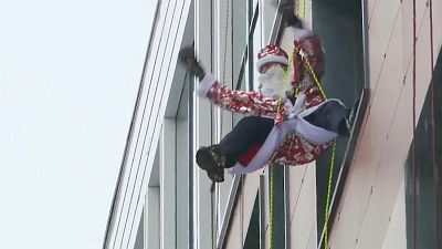 Varios Papá Noel escaladores llegan a un hospital infantil en Moscú