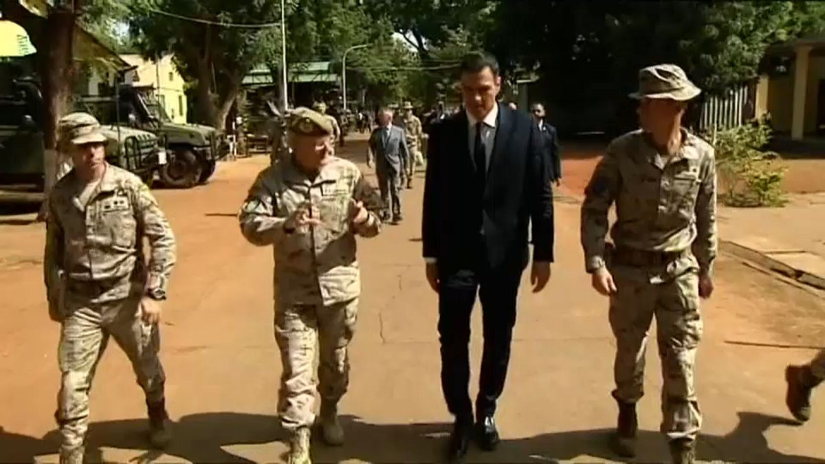 Sánchez pasa revista a las tropas en Mali y anuncia ayudas para el retorno voluntario