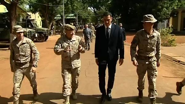 Sánchez pasa revista a las tropas en Mali y anuncia ayudas para el retorno voluntario Sánchez pasa revista a las tropas en Mali y anuncia ayudas para el retorno voluntario