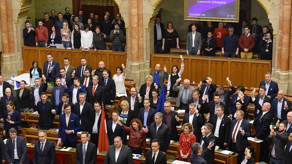 Ellenzéki képviselők a munka törvénykönyvének módosításáról való szavazáson Ellenzéki képviselők a munka törvénykönyvének módosításáról való szavazáson