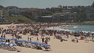 موجة حر شديدة تجتاح أستراليا والسكان يهربون إلى الشواطئ
