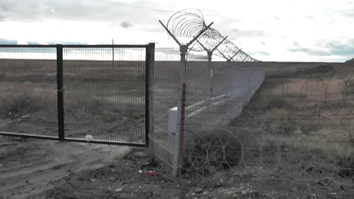 Russia completes wall on Crimea-Ukraine border