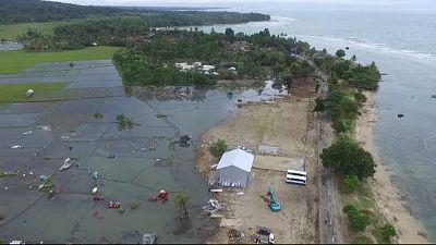 Chuvas dificultam trabalhos em áreas afetadas por tsunami na Indonésia