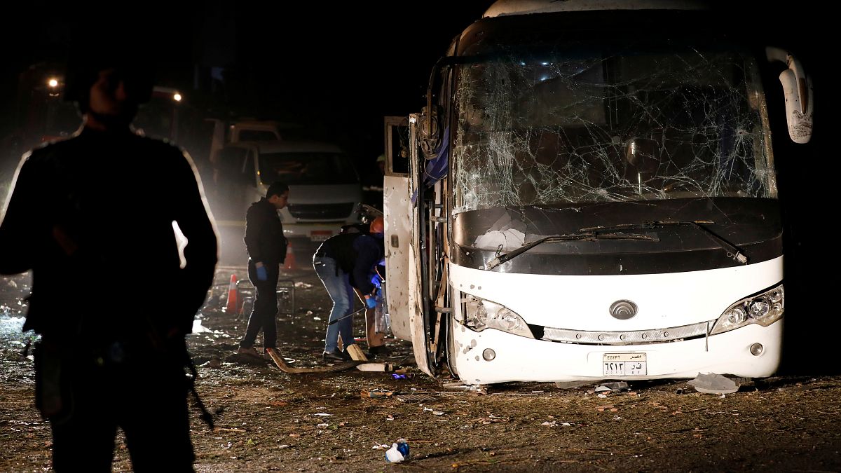 مقتل 3 فيتناميين ومرشد سياحي في انفجار استهدف حافلة في مصر