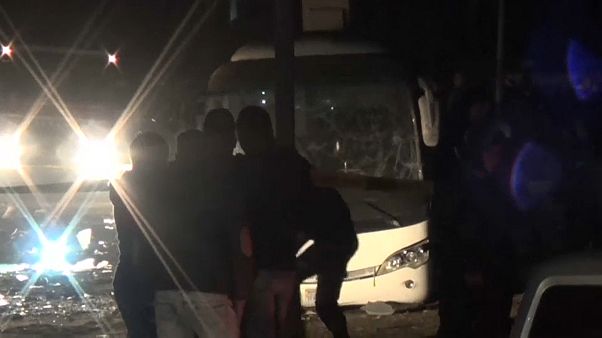 Egitto: bomba contro bus turistico alle Piramidi, morti e feriti Egitto: bomba contro bus turistico alle Piramidi, morti e feriti