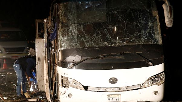 Ataque contra autocarro de turistas no Cairo provoca vários mortos Ataque contra autocarro de turistas no Cairo provoca vários mortos