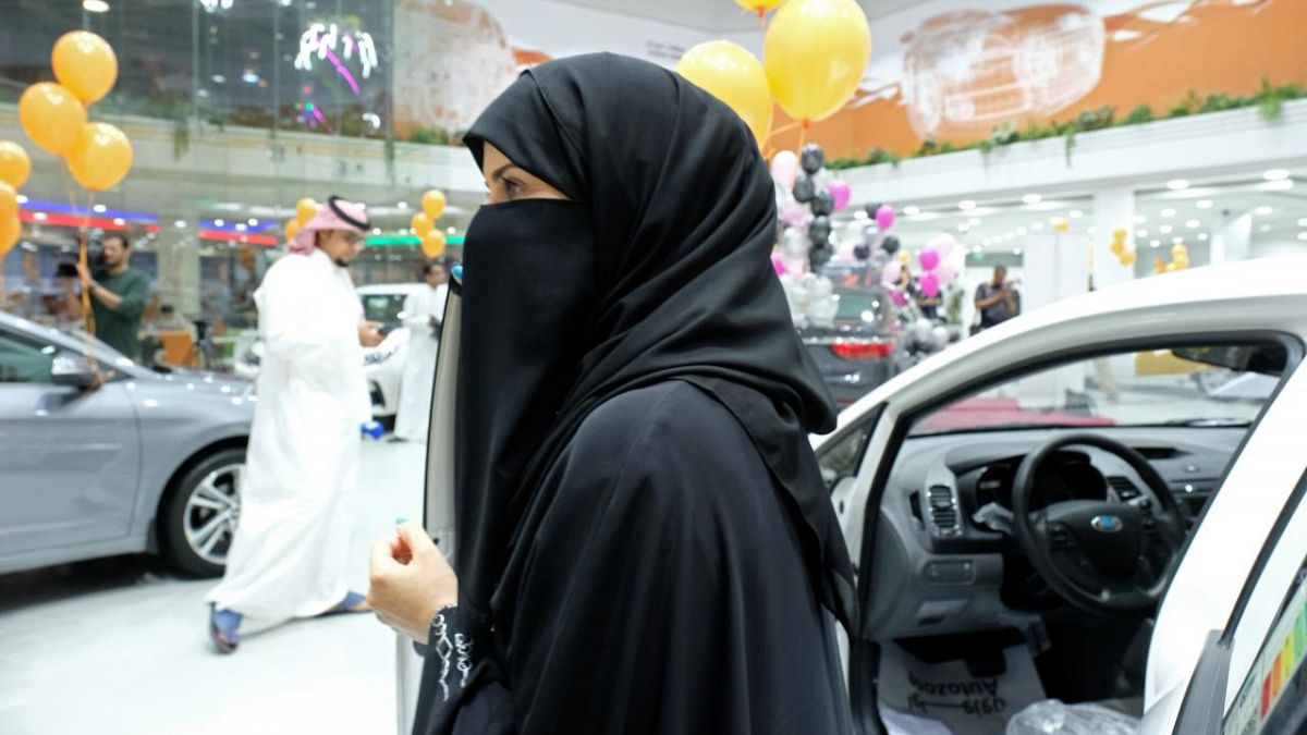 Suudi kadınlardan peçe protestosu: 'Ayaklar altına alarak' baş kaldırdılar