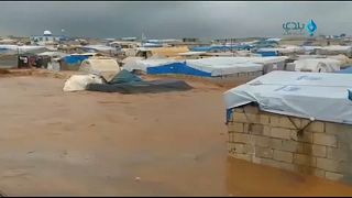 شاهد: الأمطار والفيضانات تجرف مخيمات النازحين السوريين شمال البلاد