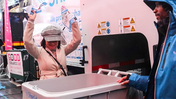 Una mujer participa en el Día oficial para deshacerse de las cosas malas Una mujer participa en el Día oficial para deshacerse de las cosas malas