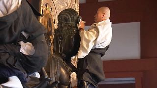 شاهد: رهبان ومتطوعون ينظفون تماثيل في نارا اليابانية استعداداً للعام الجديد