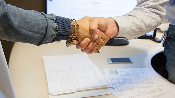 Danimarka vatandaşlık alma törenlerinde tokalaşmayı zorunlu hale getiriyor Danimarka vatandaşlık alma törenlerinde tokalaşmayı zorunlu hale getiriyor