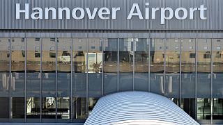 إغلاق مطار هانوفر بعد اقتحام رجل بسيارته منطقة توقف الطائرات
