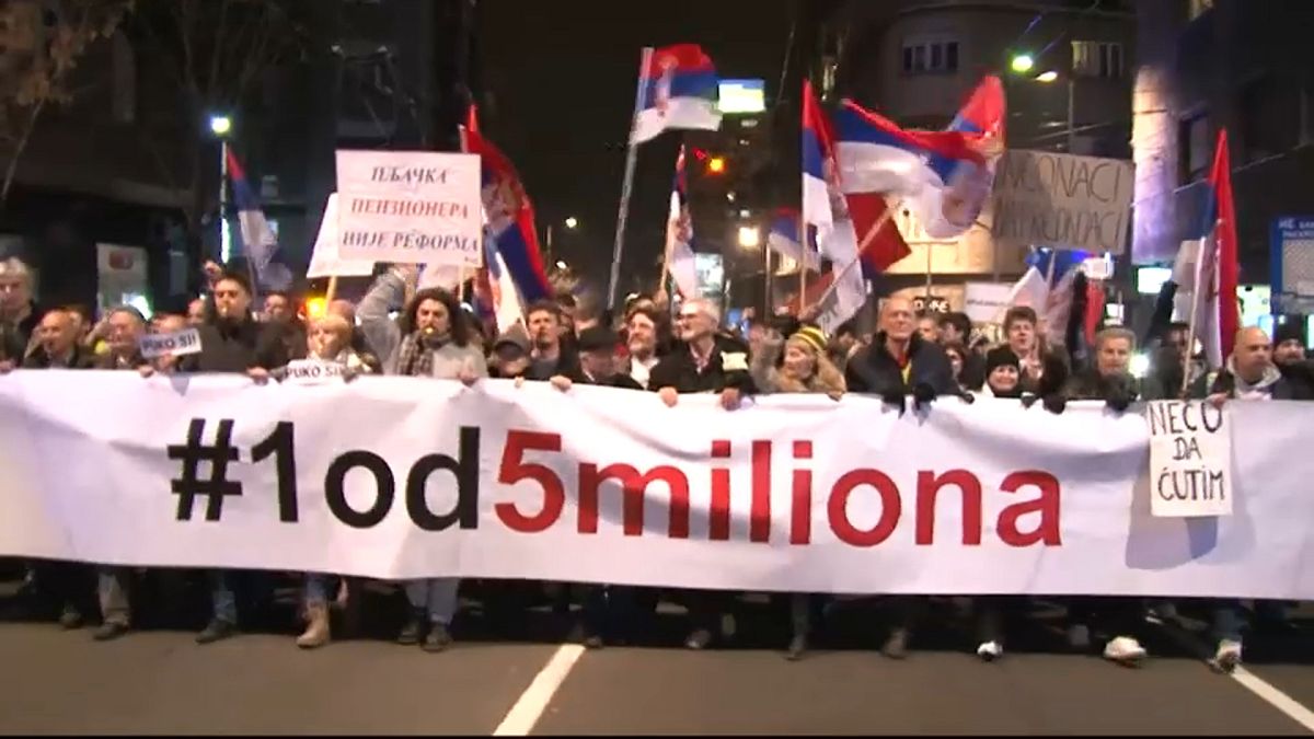 Serbien: Zehntausende protestieren in Belgrad gegen Präsident Vučić 