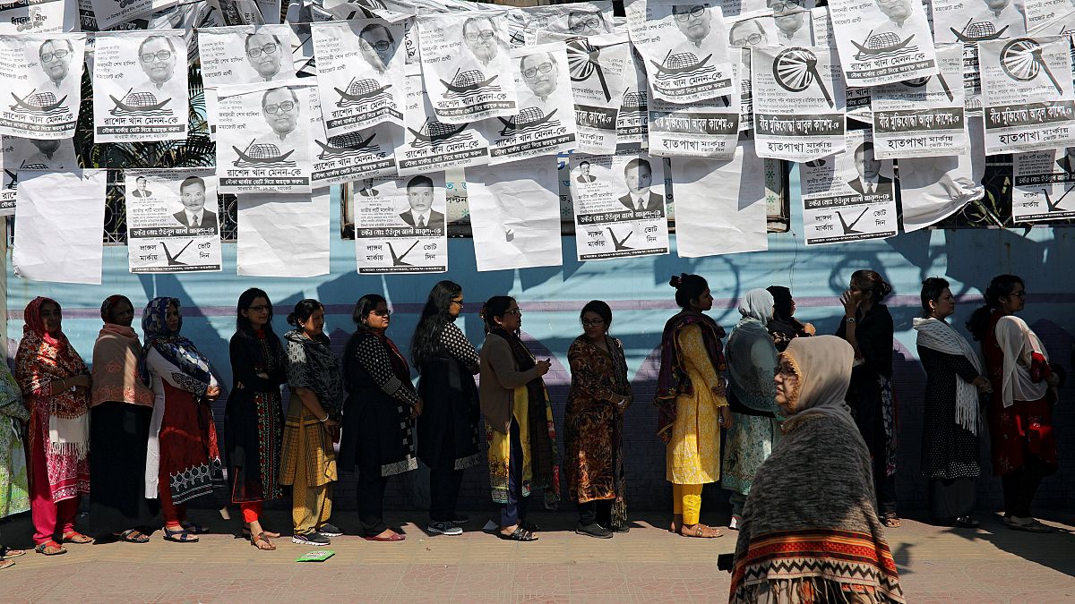 Unas mujeres esperan la fila para poder votar, en Daca, Bangladés. 
