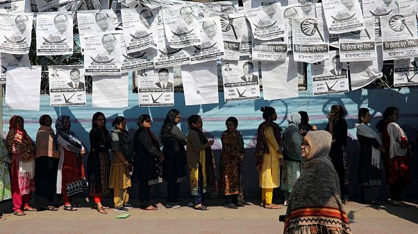 Unas mujeres esperan la fila para poder votar, en Daca, Bangladés. Unas mujeres esperan la fila para poder votar, en Daca, Bangladés.