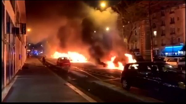 شاهد: إضرام النار في سيارات أمام مقر صحيفة لو باريزيان في باريس شاهد: إضرام النار في سيارات أمام مقر صحيفة لو باريزيان في باريس