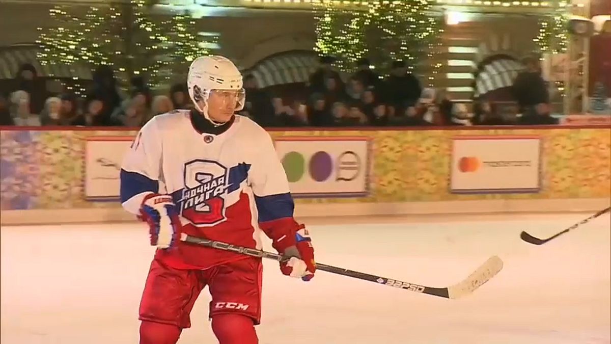 Video | Putin Kızıl Meydan'da buz hokeyi maçı yaptı