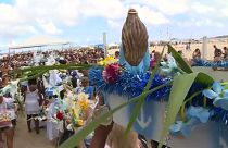 شاهد: تقديم القرابين لإلهة البحر البرازيلية الإفريقية في ريو دي جانيرو
